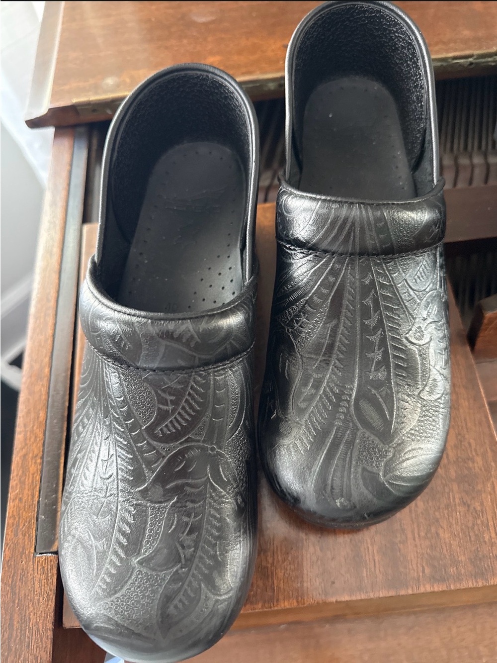 Dansko Professional Black Floral Tooled Embossed Leather Clogs Doctors Teachers